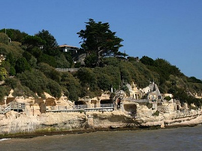 Merchers sur Gironde et ses grottes dans les falaises blanches
