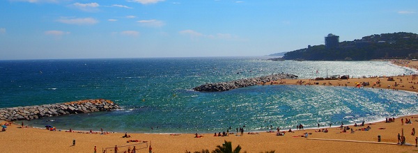 Plage en forme de piscine dans la Méditerranée de Sant Antoni de Calonge en Espagne