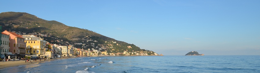 le front de mer d Alassio en Italie