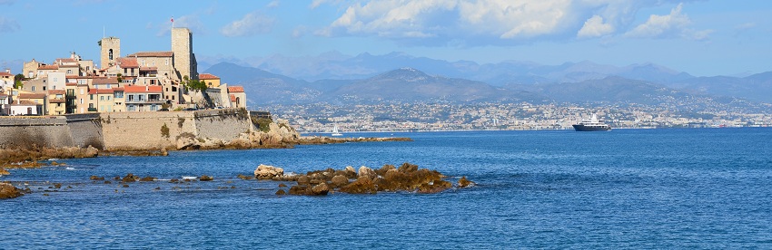 Antibes, sa vieille ville et la baie des Anges