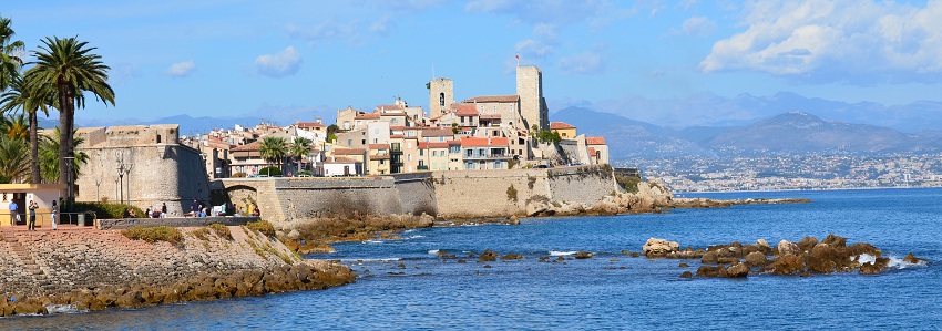 La vieille ville Antibes avec vue sur les remparts