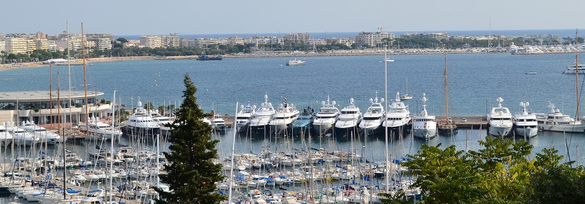 Vue sur la baie de Cannes avec le port et la Croisette