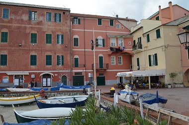 Barques sur la plage de Laigueglia en Italie