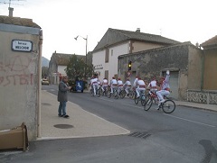 Les belles en velos dans le village de Cheval Blanc