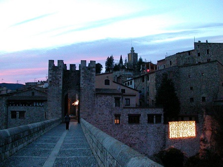 Besalu un village perche en Catalogne