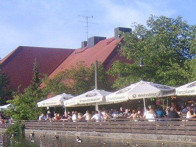 Biergarten en bord de lac Munich