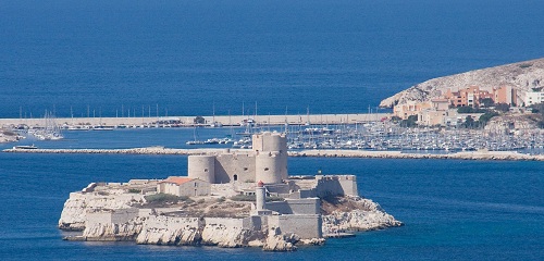 Le chateau d'If avec le Port de Frioul au second plan