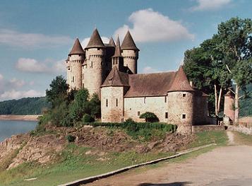 Chateau du Val en Haute Auvergne au bord d'un lac