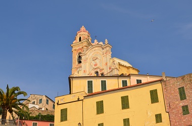 Vue du village de Cervo en Italie avec son eglise