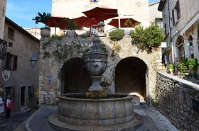 La principale fontaine avec son lavoir de St Paul