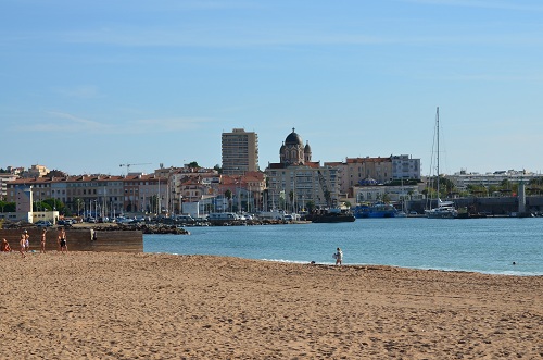 Plage de Frejus dans le Var et vue sur Saint Raphael