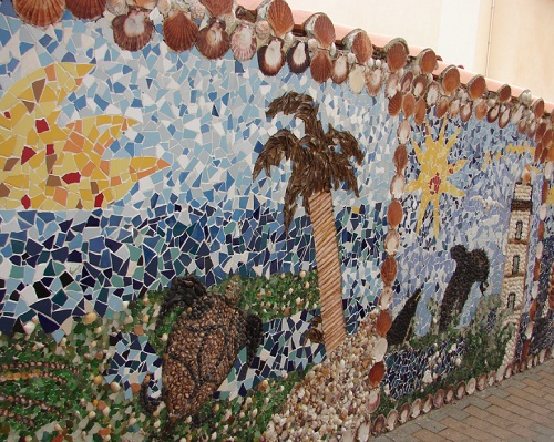 Un mur décoré de coquillages dans le quartier de l'île Penotte