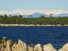 ile saint honorat entre mer et neige