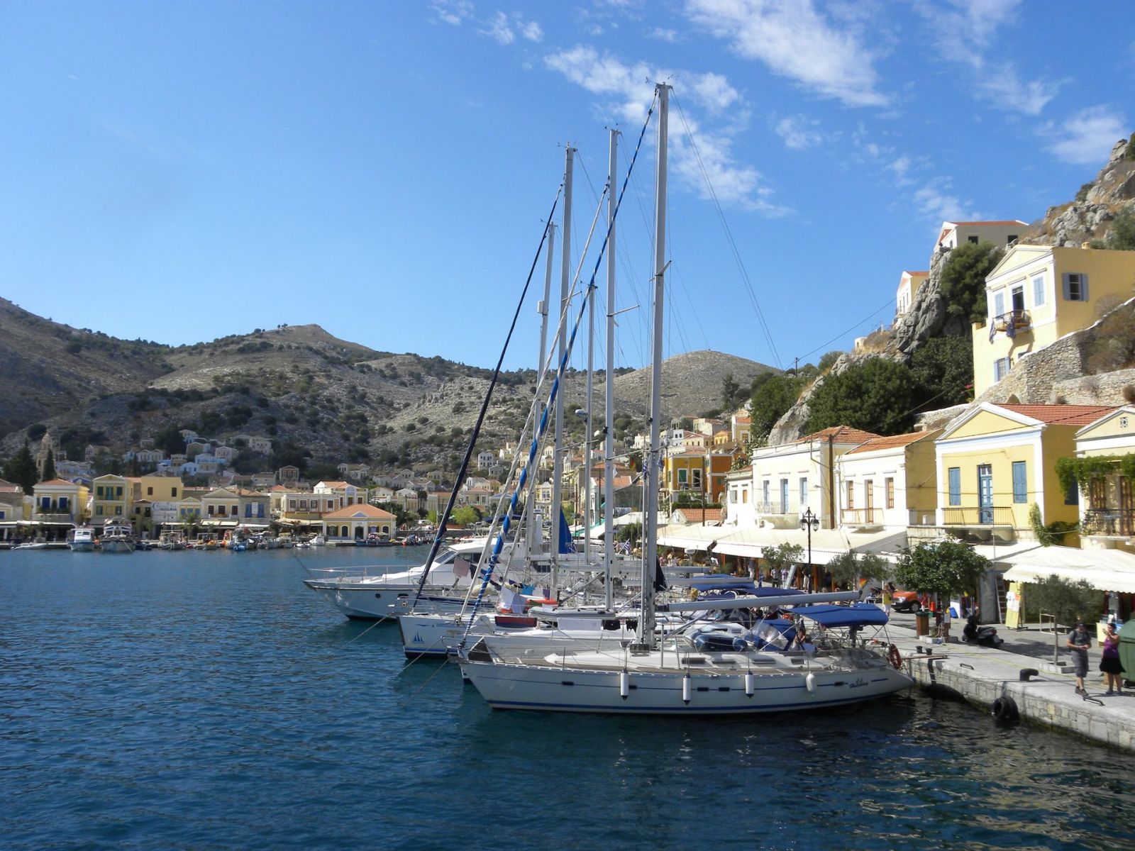 Village en bord de mer sur l'ile de Symi en Grèce