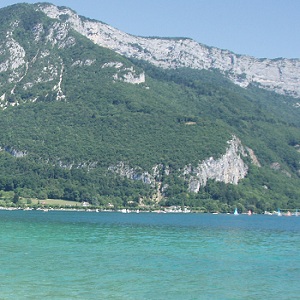 Vue sur le lac d'Annecy avec les montagnes en second plan