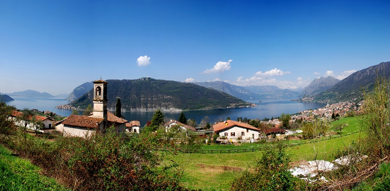 Il lago d'Iseo nella parte nord d'Italia, con l'isola di Monte Isola