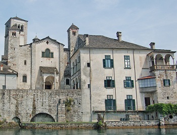 lac Orta avec la basilique di-San-Giulio