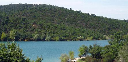 Le lac de St Cassien dans le Var
