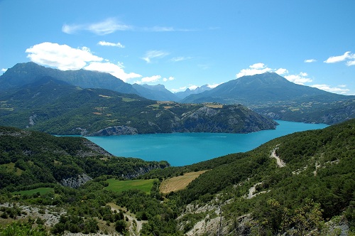 Le lac de Serre Ponçon - vue panoramique depuis les montagnes
