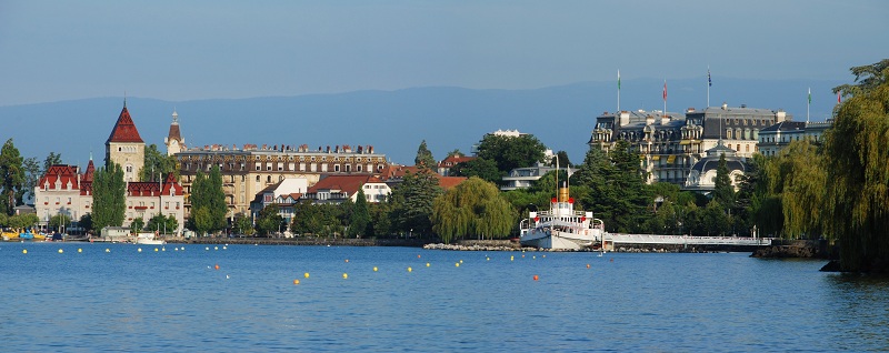 Vista di losanna dale sponde del lago di Ginevra
