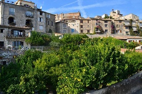 Vue depuis les remparts de St Paul sur le village