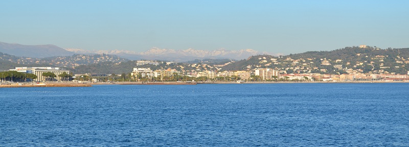 Vue sur les Alpes et Cannes depuis la promenade du front de mer de Mandelieu