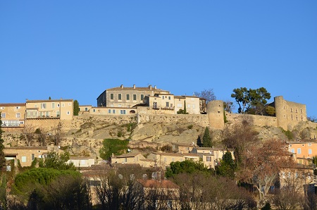 Le village de Ménerbes en Provence à Noël