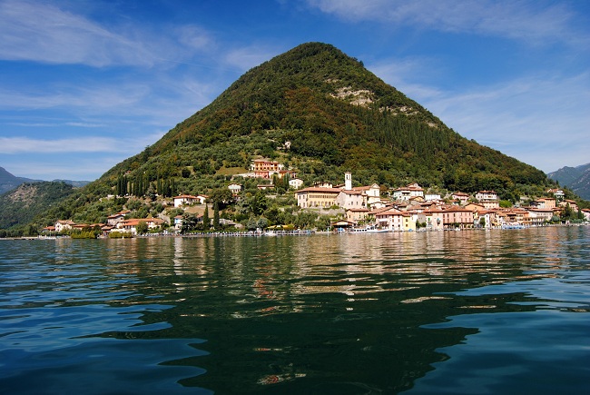 Monte Isola au centre du lac d'Iseo