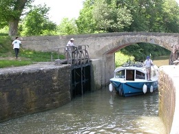 Une peniche sur le canal du Midi