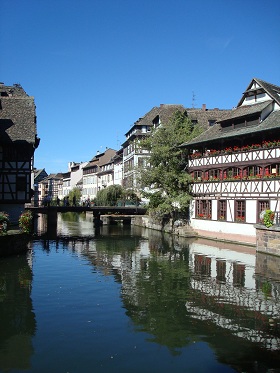 Maisons fleuries sur les quais de la petite France