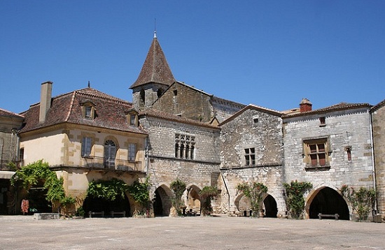 La place centrale de Monpazier