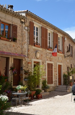 La place de la mairie à Ste Agnès