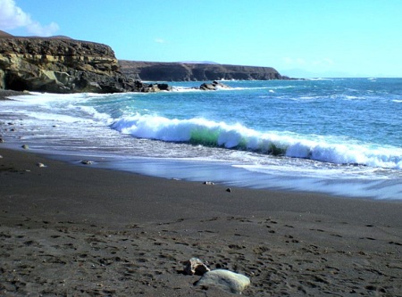 Plage de sable noir aux Canaries à Fuerteventura