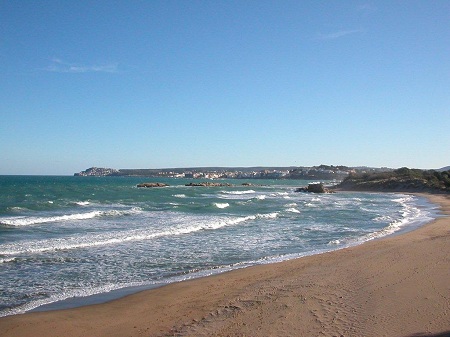 Plage dans les environs d'Empuriabrava sur la Costa Brava