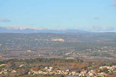 Plaine du Vaucluse avec vue sur Gordes et le Mont Ventoux