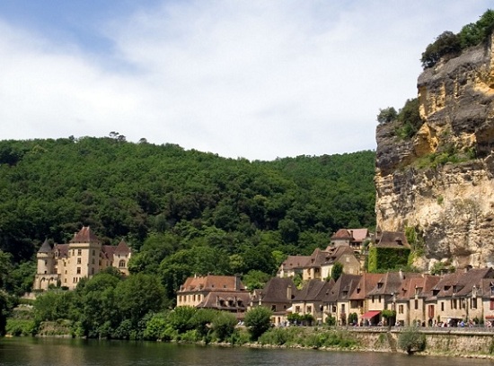 Le village de la Roque Gageac entre falaises et rivière