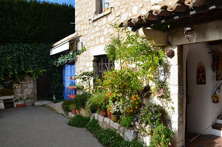 Ruelles fleuries de Gourdon avec maison en pierre