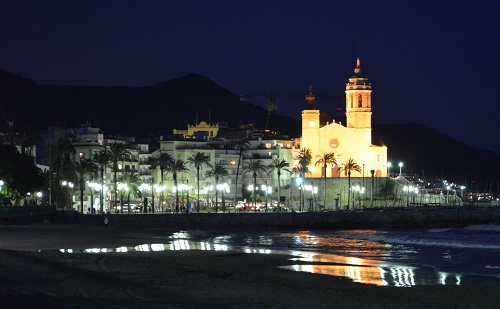 Vue sur l'eglise de Sitges de nuit