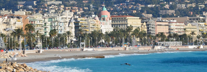 Station balneaire de Nice avec sa plage et le Negresco