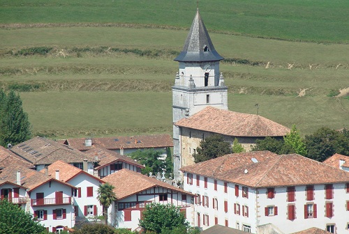 Vue sur Ainhoa et son église