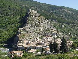 Vue sur le village d'Entrevaux dans le 04