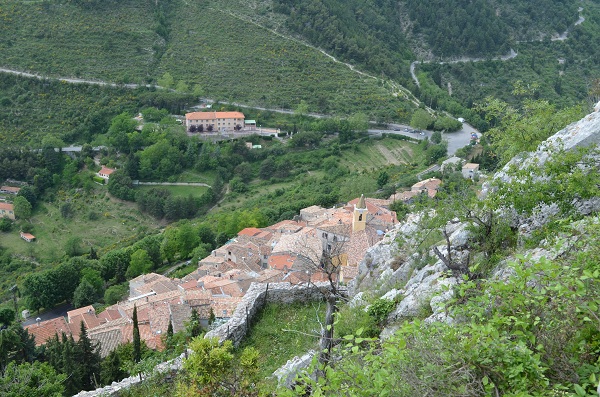 Vue sur les toits de Sainte-Agnès lors de l'ascension au château